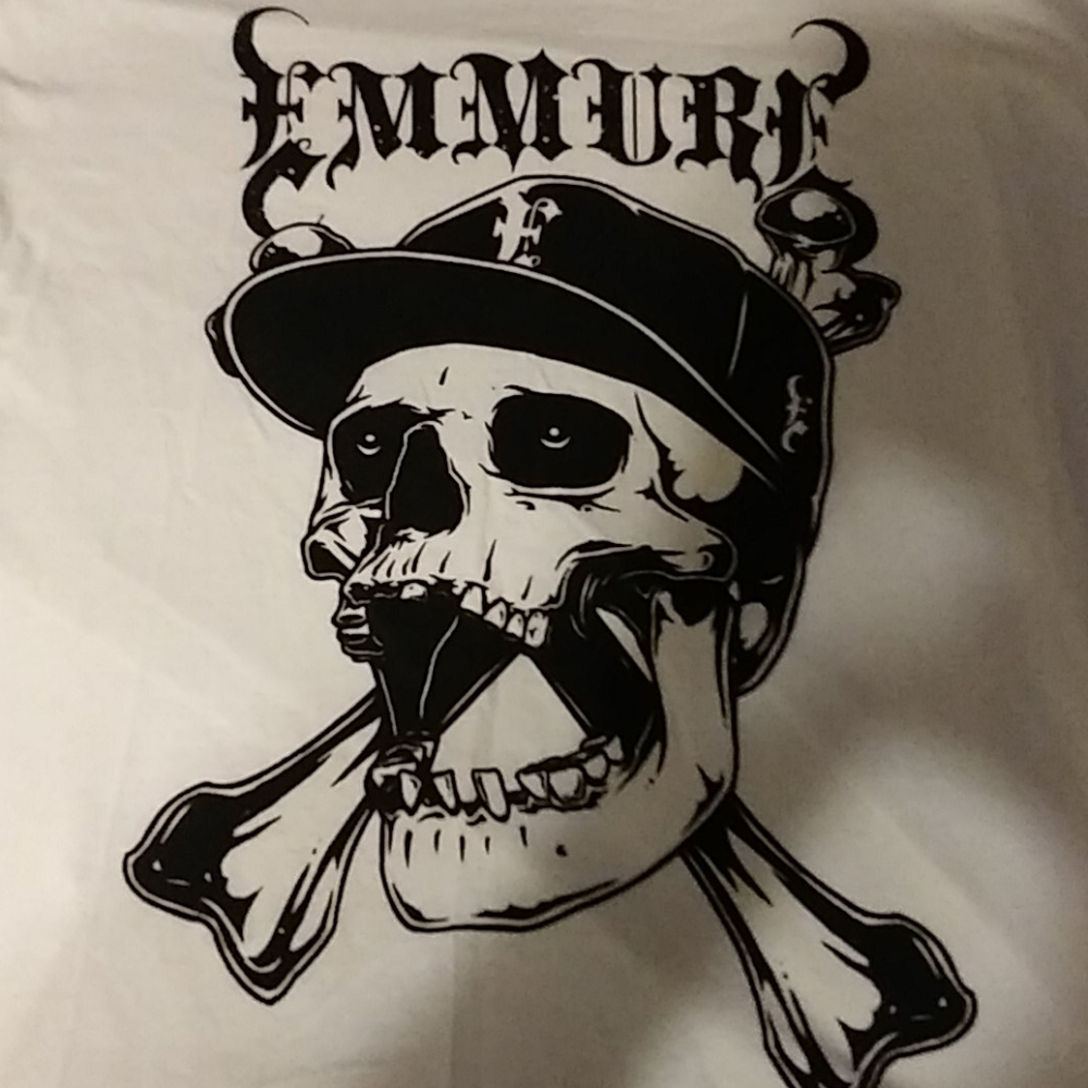 EMMURE SKULL AND CROSSBONES TSHIRT SIZE XL